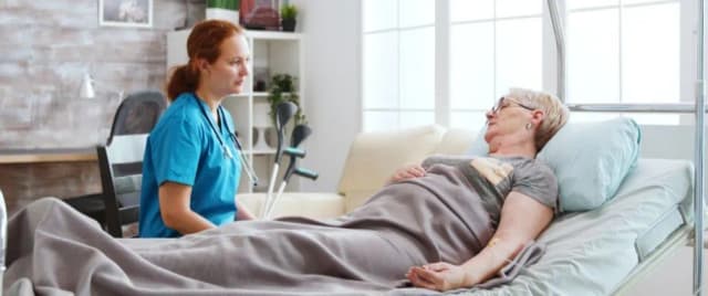 Jak podnieść osobę starszą bez ryzyka kontuzji i z zachowaniem bezpieczeństwa Jak podnieść osobę starszą bez ryzyka kontuzji i z zachowaniem bezpieczeństwa