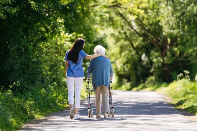 Kiedy jest się seniorem? Poznaj wiek i przywileje seniorów w Polsce Kiedy jest się seniorem? Poznaj wiek i przywileje seniorów w Polsce